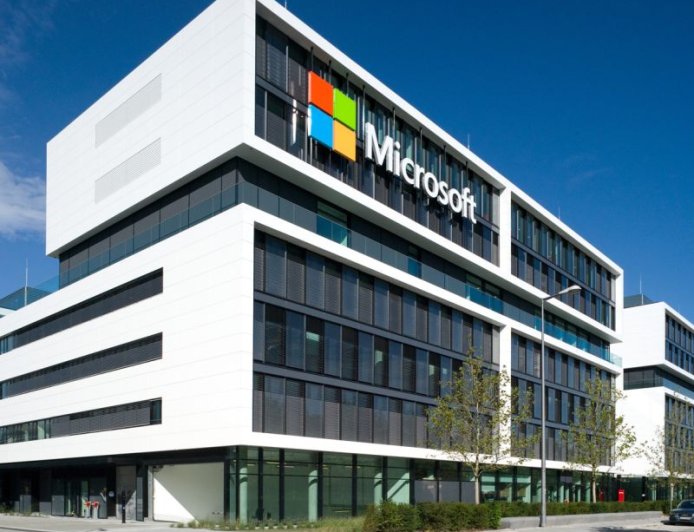 Microsoft, Google ve OpenAI'a Kafa Tutacak Bir Yapay Zeka Üstünde Çalışıyor